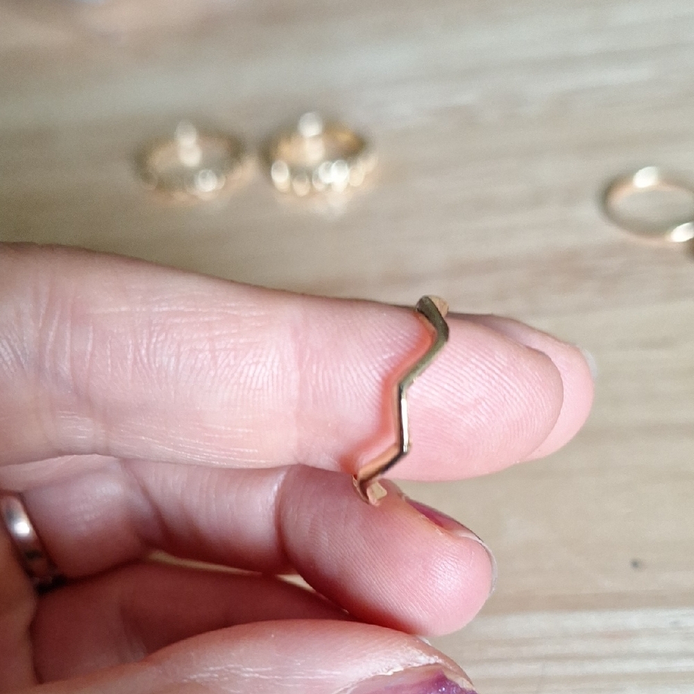 Vintage-Style Gold-tone Ring Set with Crown Design - Picture 4 of 8